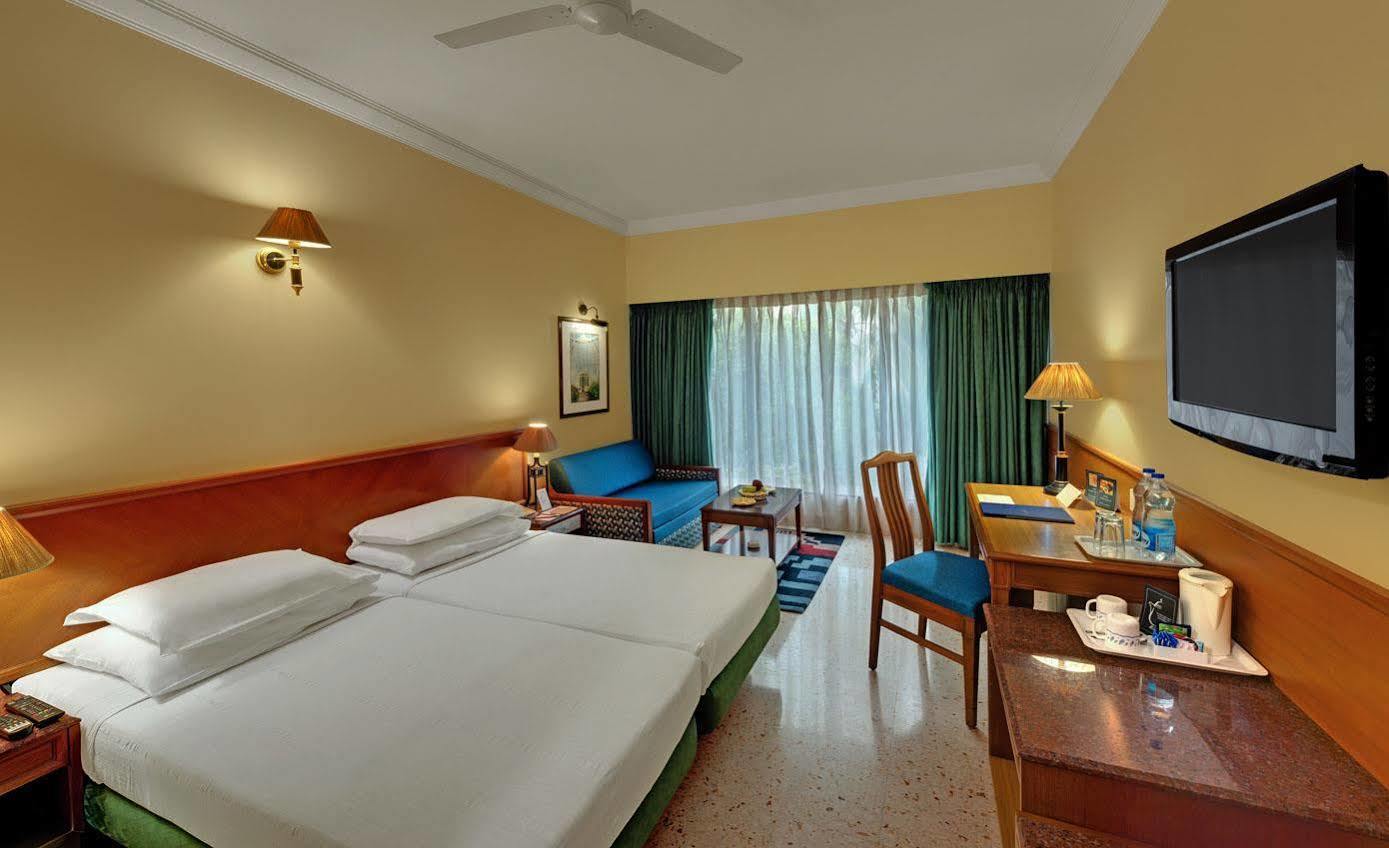 The Oakwood Hotel Pune Exterior photo